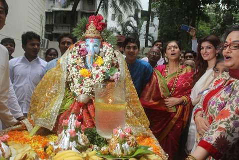 Twinkle Khanna and Dimple Kapadia at the Ganesh Visarjan