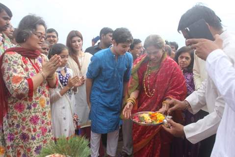 Dimple Kapadia performs a pooja at the Ganesh Visarjan