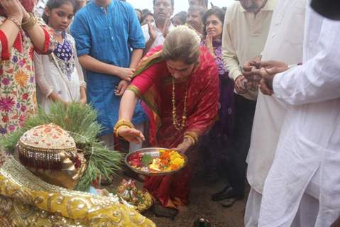 Dimple Kapadia performs a pooja at the Ganesh Visarjan