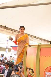 Raveena Tandon Unveils Biggest Laddoo for Andheri Cha Raja