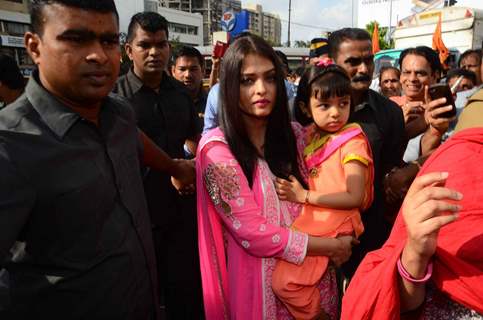 Aishwarya Rai Bachchan Visits Siddhivinayak With Aaradhya