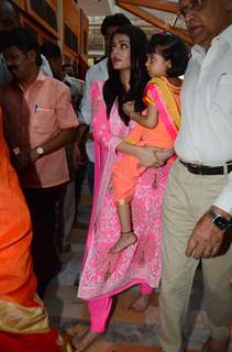 Beautiful Eyed Aishwarya Rai Bachchan Visits Siddhivinayak With Aaradhya