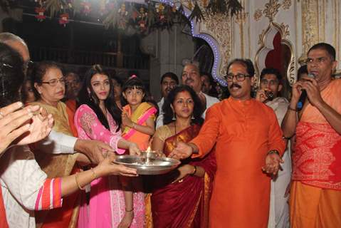 Aishwarya Rai Bachchan Does Pooja at Siddhivinayak With Aaradhya
