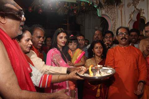 Aishwarya Rai Bachchan Does Pooja at Siddhivinayak With Aaradhya