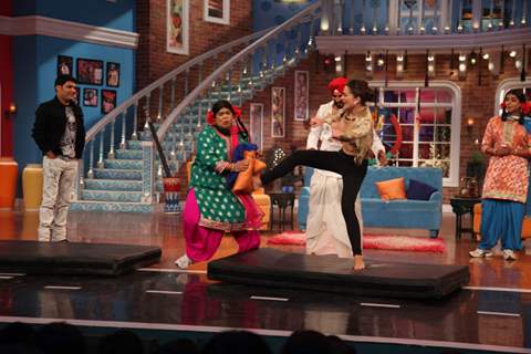 Amy Jackson Shows How to Kick During Promotions of Singh is Bling on Comedy Nights With Kapil