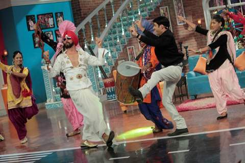 Akshay Does Bhangra With Kapil During Promotions of Singh is Bling on Comedy Nights With Kapil