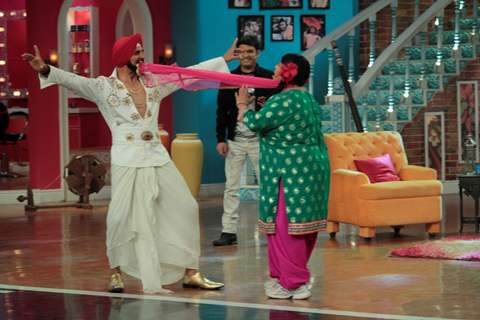 Akshay Kumar Promotes Singh is Bling on Comedy Nights With Kapil