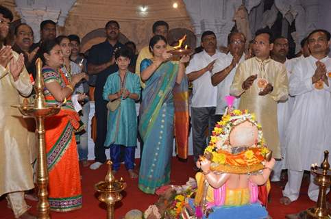 Balika Vadhu Lead Toral Rasputra Does Pooja at Andheri Ganesh Pandal