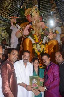 Sanjay Dutt and Manyata Visits Lalbaugcha Raja