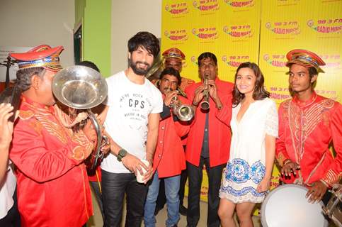 Shaandaar Entry of Shahid and Alia  for Promotions of Shaandaar at Radio Mirchi