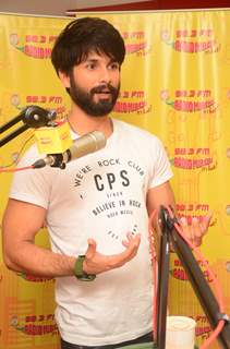 Shahid Kapoor for Promotions of Shaandaar at Radio Mirchi