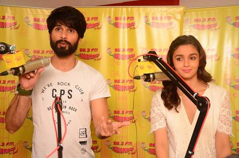 Alia and Shahid Go Live for Promotions of Shaandaar at Radio Mirchi