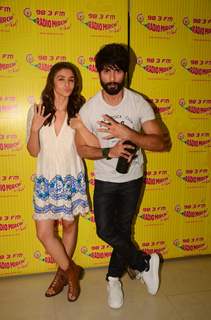 Alia Bhatt and Shahid Kapoor for Promotions of Shaandaar at Radio Mirchi