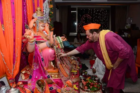 Nitin Mukesh performs the rituals during Ganesh Puja