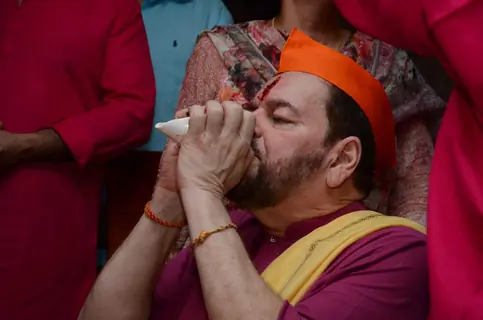 Nitin Mukesh performs the rituals during Ganesh Puja