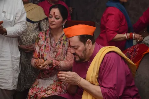 Nitin Mukesh offering his prayers to Lord Ganesh