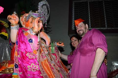 Nitin Mukesh along with Wife poses for the media at Ganpati Visarjan