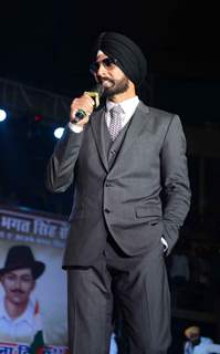 Akshay Kumar interacting with the audience at the Promotions of Singh is Bling in Delhi