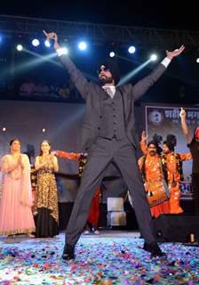 Akshay Kumar performs at the Promotions of Singh is Bling in Delhi