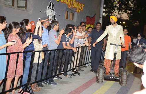 Akshay Kumar enters in style at the Bling Fashion Show