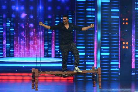 Akshay Kumar's Big Entry for Promotions of Singh is Bling on Dance Plus