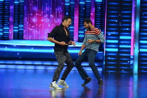 Akshay Kumar and Prabhu Deva Shakes a Leg During Promotions of Singh is Bling on Dance Plus