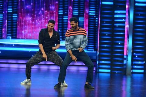 Akhsay Kumar Shakes a Leg with Prabhu Deva During Promotions of Singh is Bling on Dance Plus