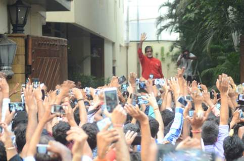 Amitabh Bachchan Meets His Fans Outside Jalsa