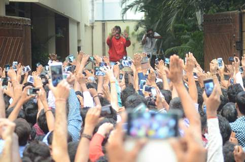 Amitabh Bachchan Meets His Fans