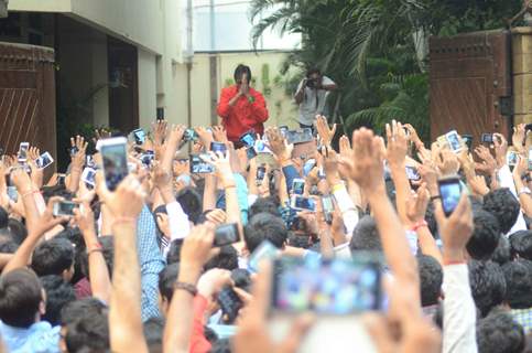 Amitabh Bachchan Greets His Fans Outside his Home
