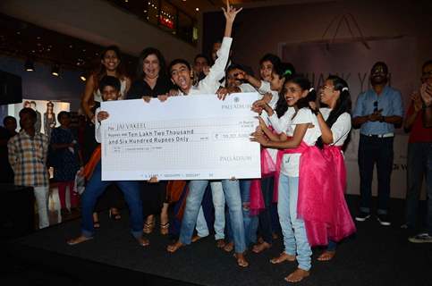 Farah Khan with Kids at an NGO Event