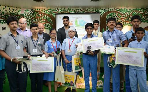 Arjun Kapoor Poses With Kids at The Wild Wisdom Quiz - 2015