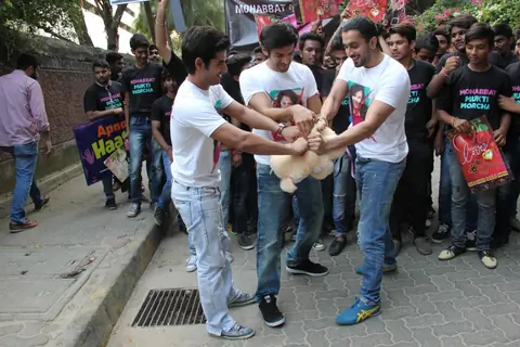Cast of Pyaar Ka Punchnama 2 Tears the Teddy During 'Mohabbat Mukti Morcha'
