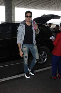 Sidharth Malhotra Leaves for New Zealand