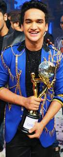 Faisal Khan with Jhalak Dikhhla Jaa Reloaded Winning Trophy