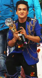 Faisal Khan with Jhalak Dikhhla Jaa Reloaded Winning Trophy