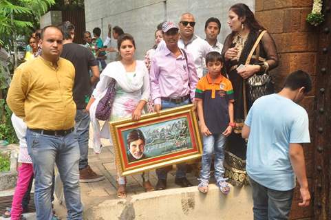 Fans Came to Meet Amitabh Bachchan on His Birthday