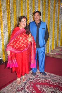 Shatrughan Sinha With Wife at 'Mata Ki Chowki' Hosted By Ronit Roy on His Birthday