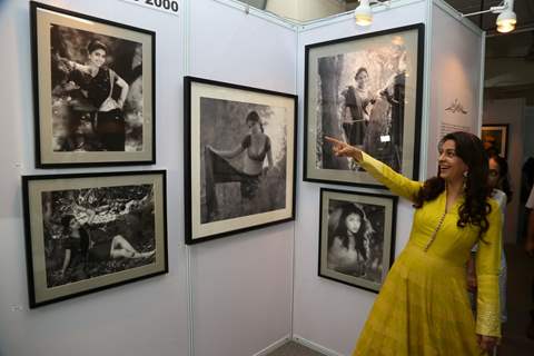 Juhi Chawla Checks Out The Painting at Retrospective Exhibition