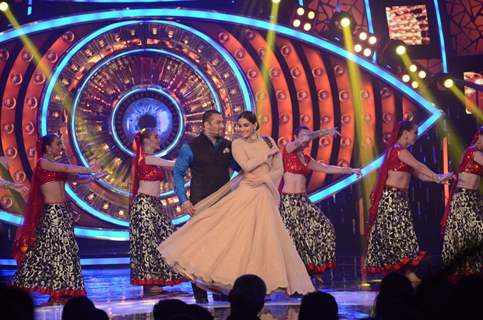 Sonam Dances WIth Salman During Promotions of 'Prem Ratan Dhan Payo' on Bigg Boss Nau