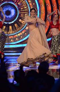 Sonam Performs During Promotions of 'Prem Ratan Dhan Payo' on Bigg Boss Nau