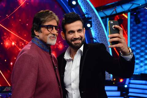 Amitabh Bachchan Taes a Selfie With Irfan Pathan on Aaj Ki Raat Hai Zindagi Show