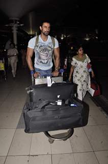 Kunal Kapoor Snapped at Airport