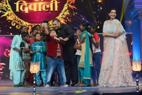 Salman Khan Takes a Selfie on Life OK's Special Shoot - Prem Ki Diwali Show