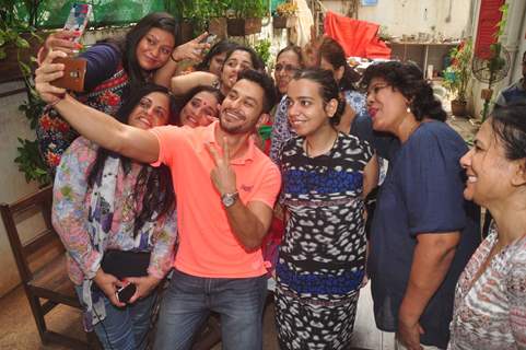 Kunal Khemu Clicks Selfie with all 'Bhabis' at Special Screening of Guddu Ki Gun