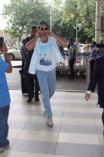 Hrithik Roshan Snapped at Airport