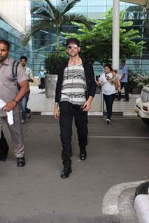 Hrithik Roshan Snapped at Airport