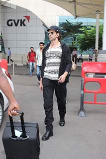 Hrithik Roshan Snapped at Airport