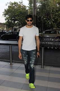 Sidharth Malhotra Snapped at Airport