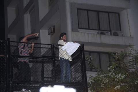Shah Rukh Khan Meets Fans From Mannat
